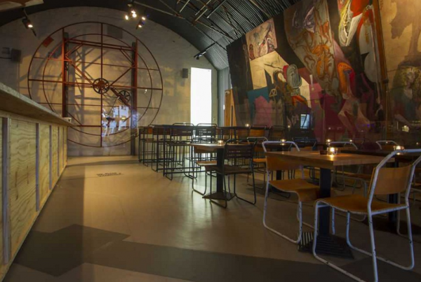 Cafe modern dan mewah dengan aksen kaca stained glass